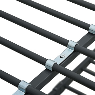 Estrutura metálica preta com barras fixadas por suportes metálicos