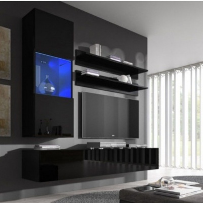 Móvel de parede preto brilhante com prateleiras e iluminação azul numa sala moderna