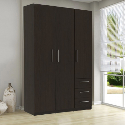 Guarda-roupa de madeira escura com portas e gavetas em divisão clara junto a janela