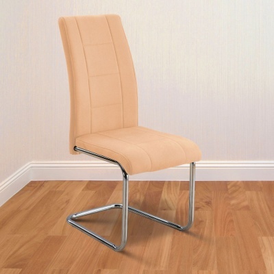 Cadeira bege clara com pernas metálicas cromadas sobre chão de madeira