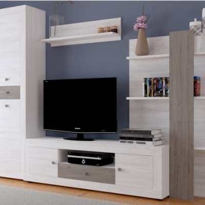 Conjunto móvel sala madeira clara com detalhes cinzentos e prateleiras numa parede azul