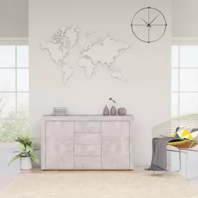 Sala com móvel cinzento, mapa-múndi branco, relógio preto, cadeira metálica com almofadas e planta em vaso