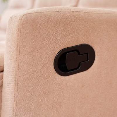 Braço de sofá bege com botão preto embutido, textura têxtil
