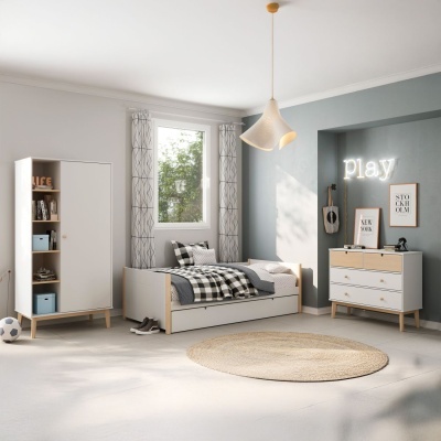 Quarto infantil com cama, armário, cómoda, tapete redondo e luz LED 'Play' na parede azul