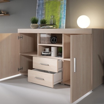 Móvel em madeira clara com portas e gavetas abertas e objetos decorativos