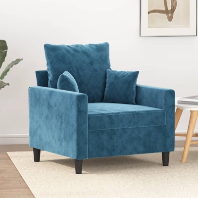 Poltrona azul em tecido aveludado com quatro almofadas