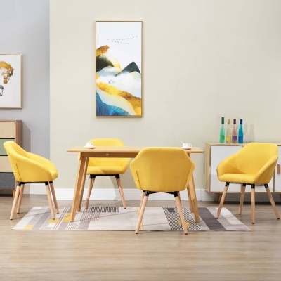 Conjunto de mesa de madeira clara e quatro cadeiras amarelas com pés em madeira em sala de jantar moderna.