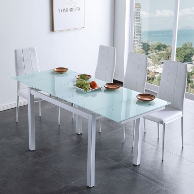 Mesa de jantar com tampo de vidro e cadeiras brancas no interior moderno com janela e quadro