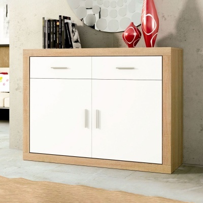 Móvel de arrumação em madeira clara com portas brancas e decoração em livro, espelho e vasos vermelhos