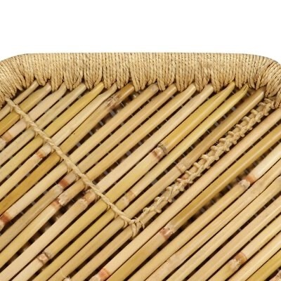 Superfície texturizada de palha e bambu entrelaçados.