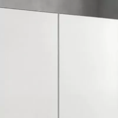 Duas portas brancas lisas de armário contra um fundo cinzento