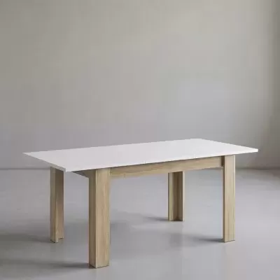 Mesa retangular com tampo branco e pernas de madeira clara num ambiente minimalista cinzento