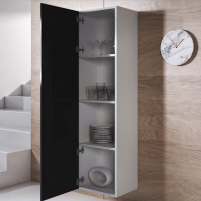 Armário suspenso branco com porta preta aberta em ambiente com parede de madeira clara e relógio de mármore