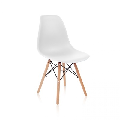 Cadeira branca com assento em plástico e pernas de madeira