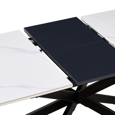 Mesa extensível com tampo preto e branco marmoreado e base metálica preta