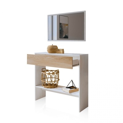 Conjunto móvel de entrada branco com gaveta de madeira clara, prateleira inferior com cesto e objetos decorativos, e espelho retangular com moldura branca.