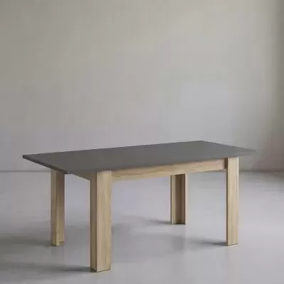 Mesa retangular com tampo cinza e pernas de madeira natural