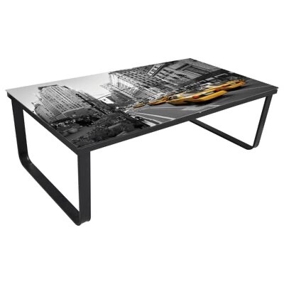 Mesa de centro com imagem urbana em preto e branco e táxis amarelos