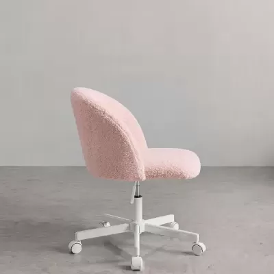 Cadeira de escritório rosa claro com base branca e rodas