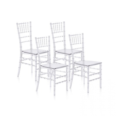 Quatro cadeiras transparentes em acrílico com design elegante e fundo branco.