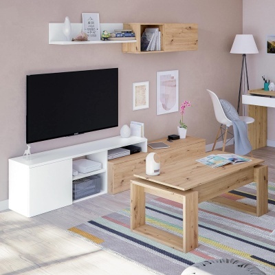 Sala de estar moderna com móveis em branco e madeira clara, incluindo móvel para TV, mesa de centro e cadeira, decoração minimalista e tapete listrado colorido.