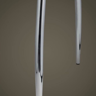 Pernas cromadas brilhantes de cadeira com assento branco