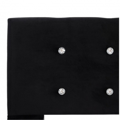 Peça de vestuário preta com botões brilhantes prateados
