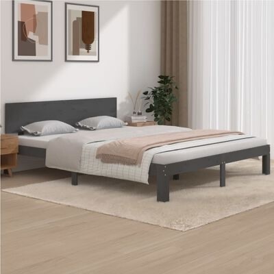 Cama de estrutura metálica cinzenta com colchão branco e roupa de cama bege numa sala moderna