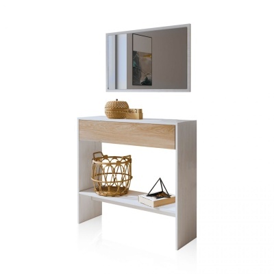 Consola branca com tampo em madeira clara, espelho com moldura branca e decoração com cestos e caixa