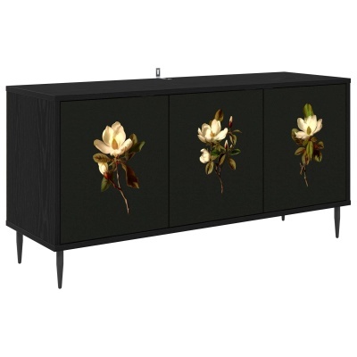 Móvel preto com três portas e flores brancas decorativas