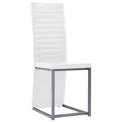 Cadeira branca com encosto alto acolchoado e estrutura metálica cinza