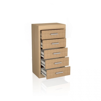 Móvel alto com cinco gavetas abertas em madeira clara com puxadores prateados