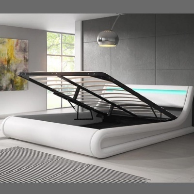 Cama branca com estrutura de arrumação aberta e iluminação LED azul na cabeceira