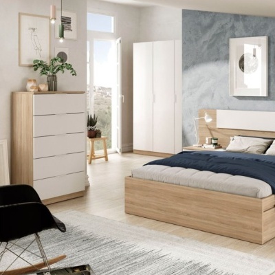 Quarto moderno com móveis de madeira clara e detalhes brancos, cama, cómoda, guarda-roupa, parede azul, quadro decorativo, planta e cadeira preta
