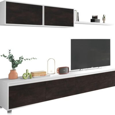 Conjunto de móveis para sala com móvel TV branco, portas em madeira escura e prateleira suspensa branca com decoração