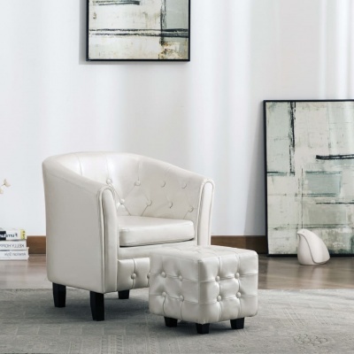 Poltrona e pufe de couro branco capitonê em ambiente moderno com quadros abstratos