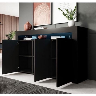 Aparador preto de madeira com três portas abertas e decoração no topo