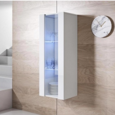 Móvel de parede branco com porta de vidro e relógio mármore na parede