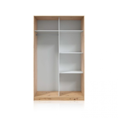 Armário aberto em madeira clara com prateleiras brancas e barra metálica para pendurar