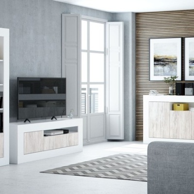 Sala de estar moderna com móveis brancos e detalhes em madeira clara, sofá cinza e decoração contemporânea