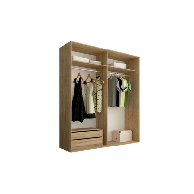 Armário de madeira clara com vestido e camisetas pendurados