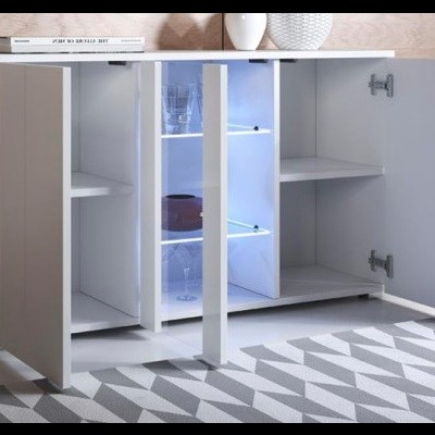 Armário branco com portas abertas, prateleiras internas e iluminação azul