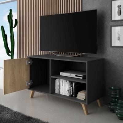 Móvel cinzento com pernas de madeira, televisão, livros e decoração ambiental