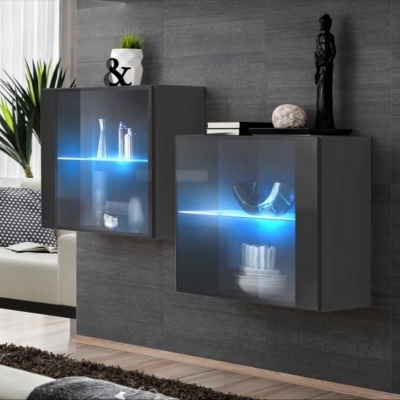 Dois armários suspensos cinza escuro com portas de vidro e iluminação LED azul interna