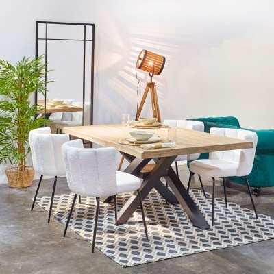 Conjunto de mesa de jantar moderna com seis cadeiras brancas, tapete geométrico e candeeiro de pé