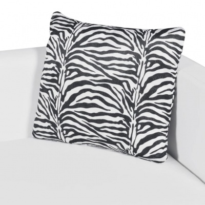 Almofada com padrão zebra preto e branco num sofá branco