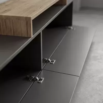 Móvel de arrumação preto com tampo de madeira clara