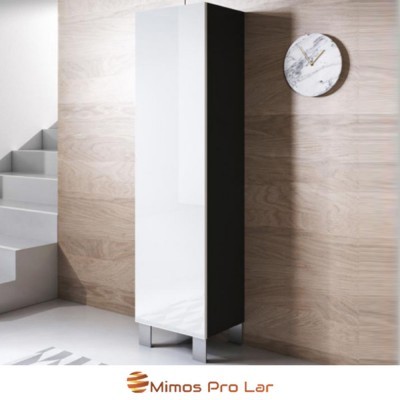 Armário alto moderno branco e preto com pernas metálicas junto a parede de madeira clara