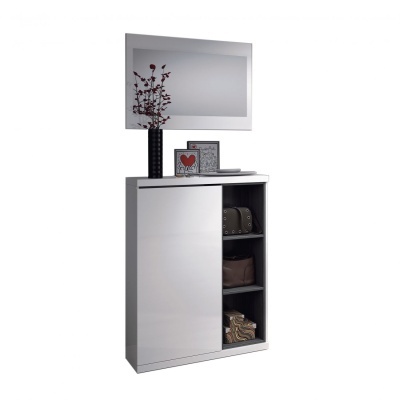 Móvel branco com porta deslizante, prateleiras, espelho e vaso com flores