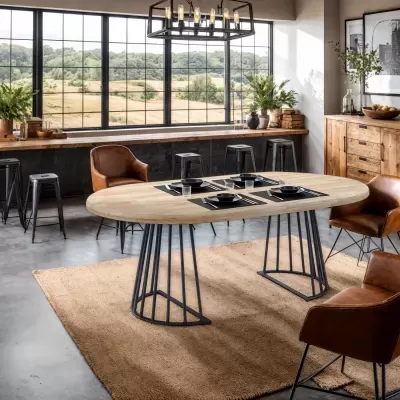 Mesa de jantar oval em madeira clara com cadeiras de couro castanho e base metálica preta